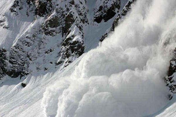 कश्मीर के बांदीपोरा जिले में गुरेज सेक्टर के गांव में हिमस्खलन