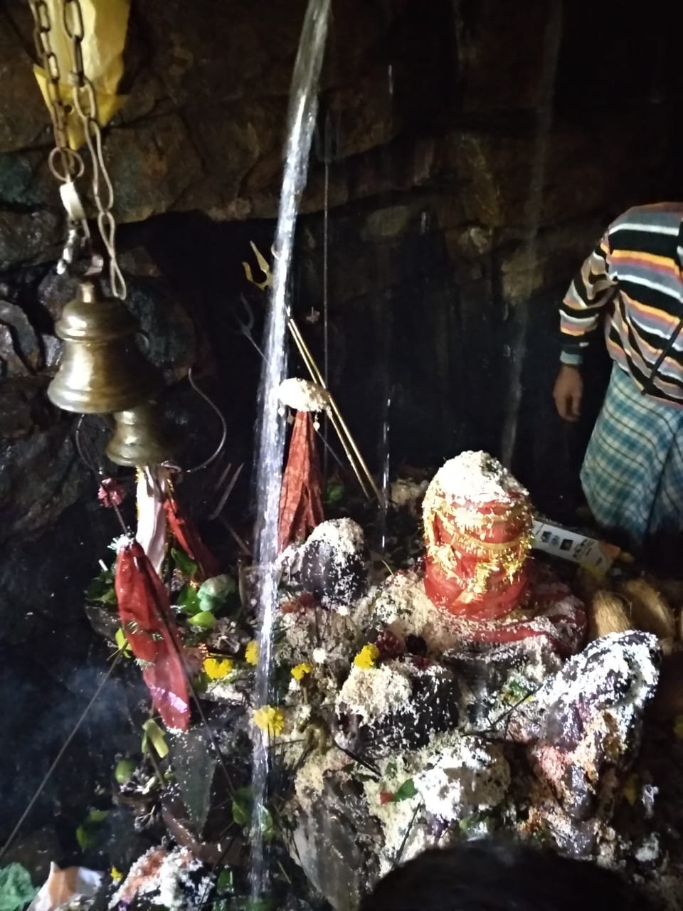 महाशिवरात्रि : शिव के जलाभिषेक के लिए भक्त नदी - नाले व पहाड़ो को भी करते है पार,अबूझमाड़ के दुर्गम व नक्सल प्रभावित इलाके में है प्रसिद्ध तुलार गुफा