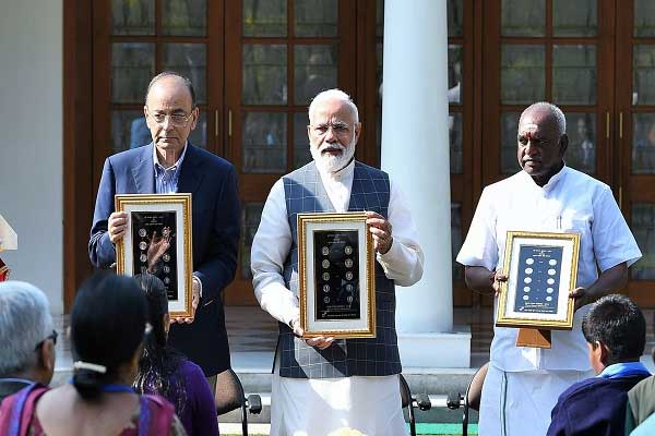 प्रधानमंत्री नरेन्द्र मोदी ने आज नई दिल्ली में दृष्टि बाधित लोगों के अनुकूल सिक्कों की