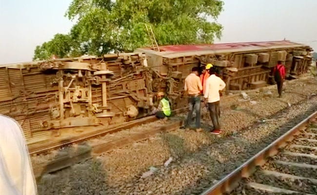 पूर्वा एक्सप्रेस के 12 डिब्बों