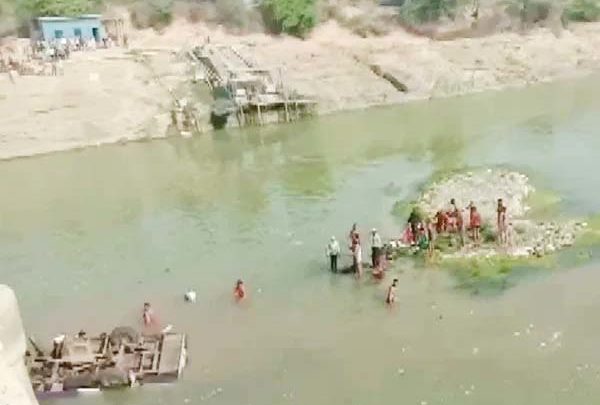 राजस्थान में बारातियों से भरी बस नदी में गिरी 24 लोगों की मौत