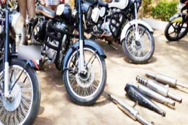 बुलेट के शोर मचाने वाले साइलेंसर्स पर कसा पुलिस का शिकंजा