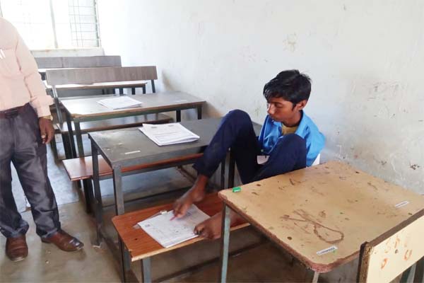 जगन्नाथ पैरों से क्यों लिखता है अपनी आंसरशीट