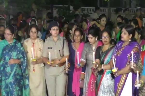 जांजगीर में महिला कमांडोज ने रात में सड़कों पर लगाई गश्त