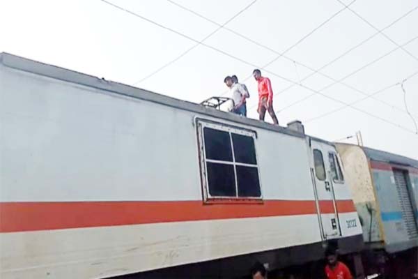 कर्मभूमि एक्सप्रेस के इंजन में लगी आग, यात्री सुरक्षित