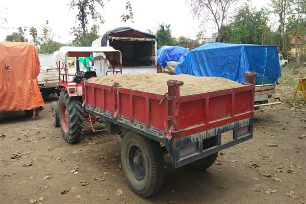 रॉयल्टी पर्ची कटे बिना ट्रैक्टर से ले जा रहे थे रेत खनिज विभाग ने किया जब्त