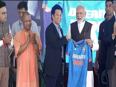 Sachin Tendulkar gifts Jersey to PM Modi