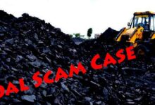 CG Coal Scam Case : EOW ने 5 आरोपियों को किया गिरफ्तार, स्पेशल कोर्ट ने 22 जून तक भेजा रिमांड पर रायपुर। छत्तीसगढ़ कोल घोटाला मामले में EOW ने एक बार फिर बड़ी कार्रवाई की है। EOW ने प्रदेश के अलग अलग जिलों में कोल लेवी वसूली करने वाले 5 आरोपियों को गिरफ्तार किया है। ये सभी लोग रायपुर, कोरबा, सूरजपुर और रायपुर में रहकर गैंग के लिए काम करते थे। EOW ने सभी को रायपुर की स्पेशल कोर्ट में पेश किया है, जहां से सभी को 5 दिन यानी 22 जून तक पुलिस रिमांड पर भेज दिया है। मिली जानकारी के अनुसार EOW ने जिन आरोपियों को गिरफ्तार किया है। उनमें मोइनुद्दीन कुरैशी, रोशन कुमार सिंह, पारेख कुमार कुर्रे, राहुल कुमार सिंह और मोंटू उर्फ वीरेंद्र कुमार जायसवाल शामिल हैं। आरोप है कि पांचों रायपुर, कोरबा, सूरजपुर में रहकर गैंग के लिए कोल लेवी का काम करते थे। वहीं दूसरी ओर कारोबारी सूर्यकांत तिवारी, निलंबित IAS समीर विश्नोई, रानू साहू और सौम्या चौरसिया को भी कोर्ट में पेश किया गया। इन सभी की न्यायिक रिमांड आज खत्म हो गई थी। दोनों पक्षों को सुनने के बाद कोर्ट ने फिर 1 जुलाई तक सभी को जेल भेज दिया है। छत्तीसगढ़ में कोयला घोटाला केस में ईओडब्ल्यू ने मंगलवार को पांच आरोपियों को गिरफ्तार किया है। मिली जानकारी के अनुसार पकड़े गए पांचों आरोपी जेल में बंद कारोबारी सूर्यकांत तिवारी के साथ काम करते थे। गिरफ्तार किए गए पांचों आरोपी से कारोबारी के करीबी बताए जा रहे हैं। ईओडब्ल्यू ने जिन आरोपियों को गिरफ्तार किया है, उनमें मोइनुद्दीन कुरैशी, रोशन कुमार सिंह, पारेख कुमार कुर्रे, राहुल कुमार सिंह और मोंटू उर्फ वीरेंद्र कुमार जायसवाल शामिल हैं। आरोप है कि पांचों आरेापी रायपुर, कोरबा, सूरजपुर में रहकर गैंग के लिए कोल लेवी का काम करते थे। ईओडब्ल्यू ने 14 दिन की रिमांड मांगी है।