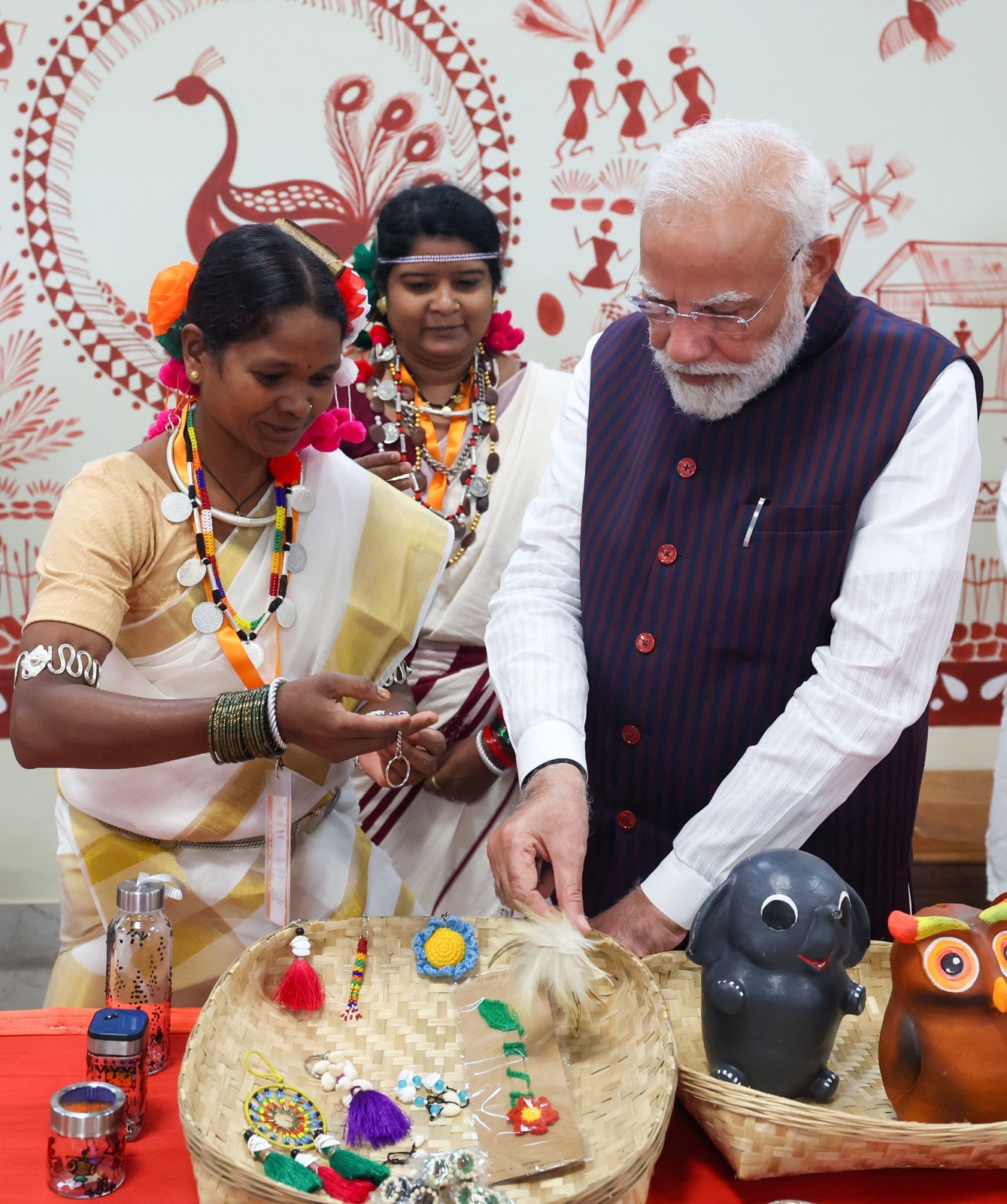 यहां आदिवासी वीरों द्वारा प्रयोग किए गए पारंपरिक अस्त्र-शस्त्र और उनकी सांस्कृतिक धरोहरों को भी प्रदर्शित किया गया है।