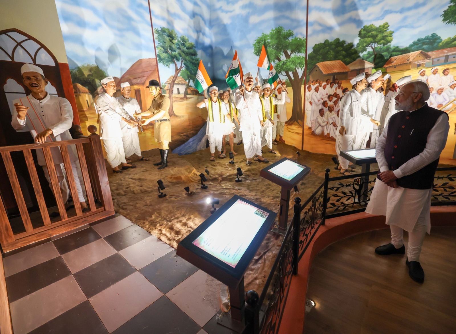 12 आदिवासी विद्रोह और 2 सत्याग्रह की जीवंत झांकी दिखाई गई है। डिजिटल स्क्रीन, ऑडियो-विजुअल डिस्प्ले और प्रोजेक्शन मैपिंग की सुविधा है।