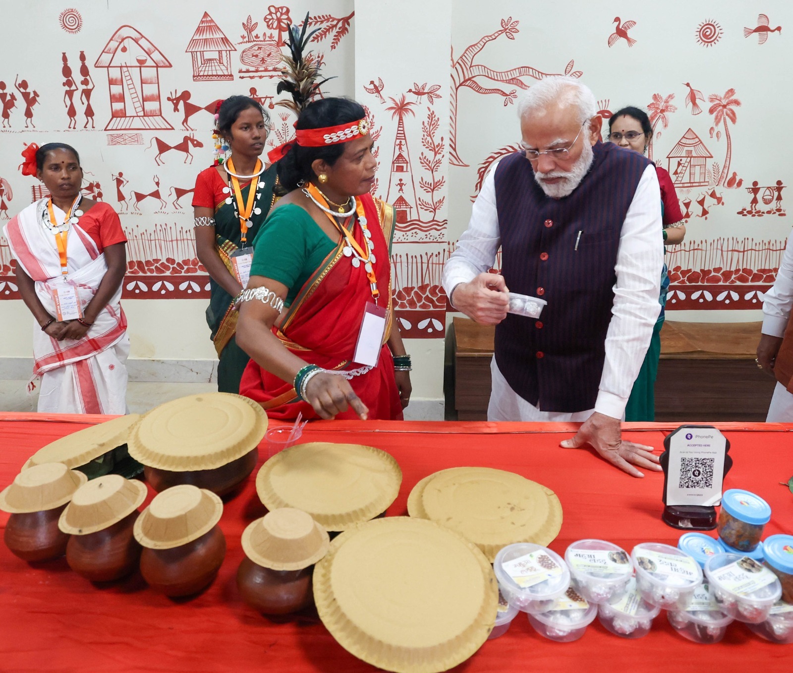 बता दें कि. मोबाइल से QR कोड स्कैन कर हर गाथा को हिन्दी और अंग्रेजी दोनों भाषाओं में सुन और देख सकेंगे।