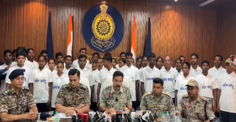 Naxalites surrender In Dantewada