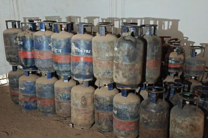 होटल-रेस्टोरेंट्स में मंडराया संकट, कमर्शियल गैस सिलेंडरों की सप्लाई पर लगी